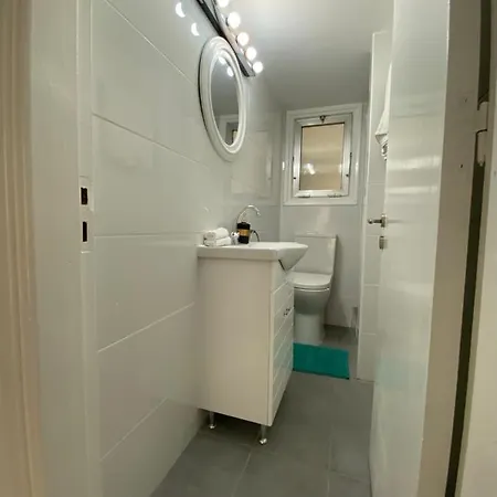 Boho-chic One Bedroom Flat In דירה *