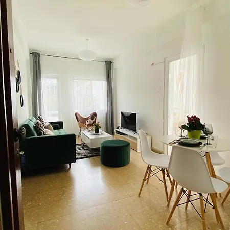 Boho-chic One Bedroom Flat In דירה Engomi